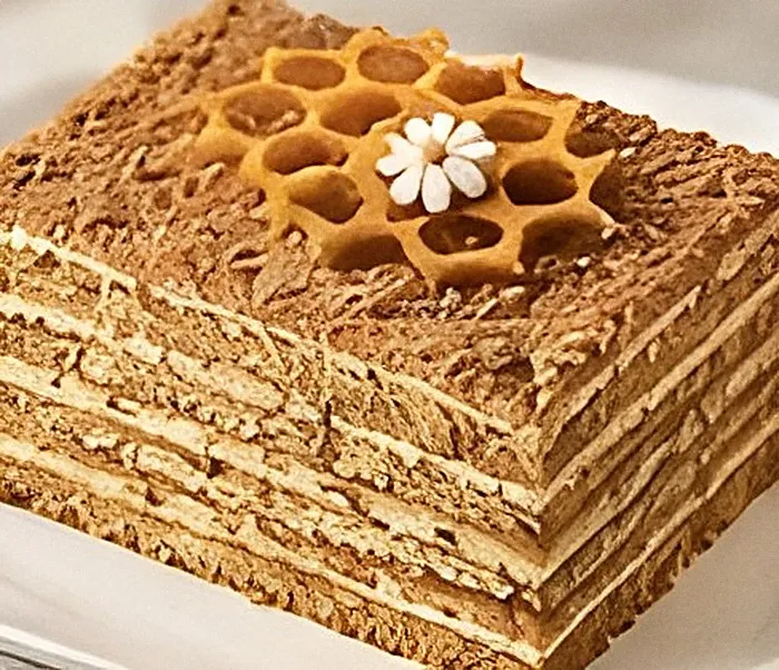 A LUXEBAK cake